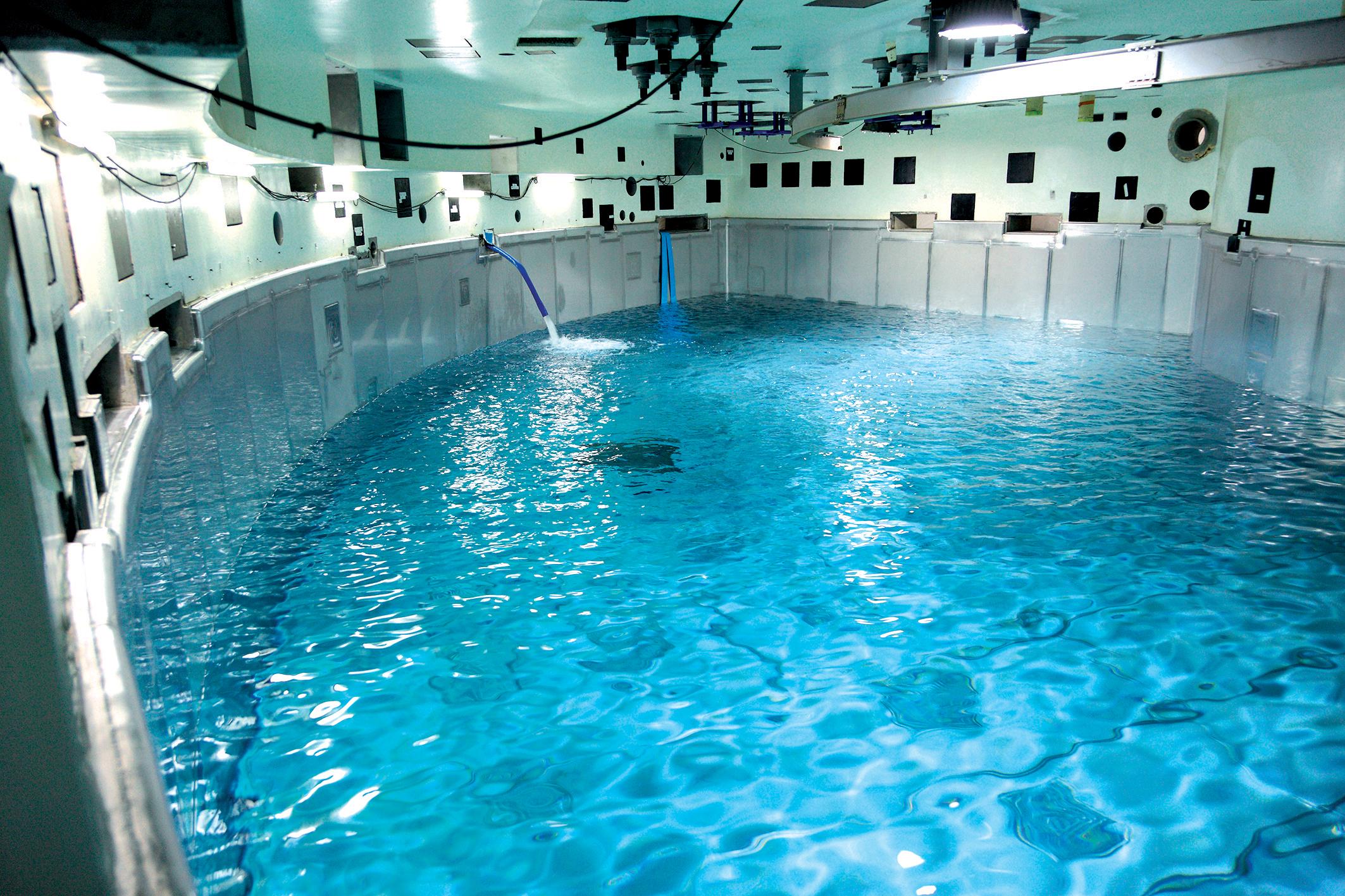 Le réservoir de sauvegarde du bâtiment réacteur est une innovation de sûreté de l’EPR   de Flamanville (Manche). Des essais de mise en eau ont été réalisés pour tester l’étanchéité de son revêtement en inox. 
