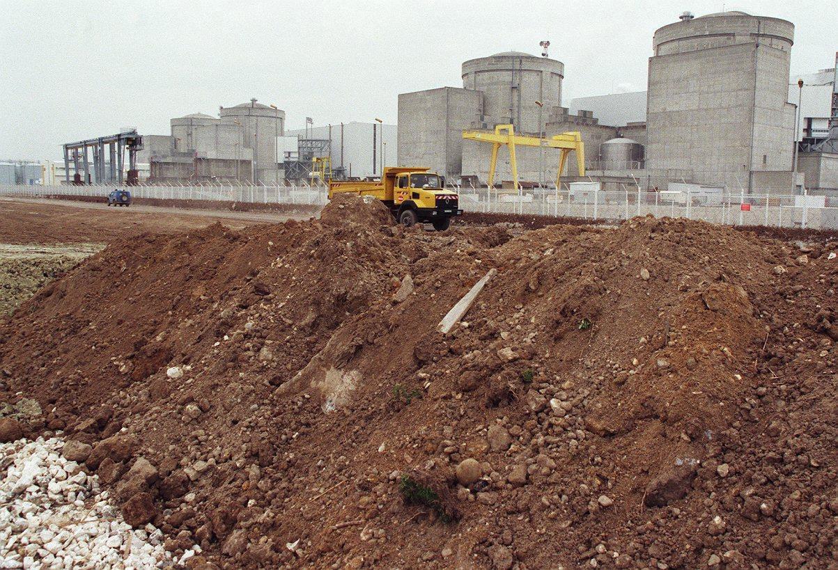 La digue de la centrale du Blayais, avant la fin des travaux de remise en état, en janvier 2000. 
