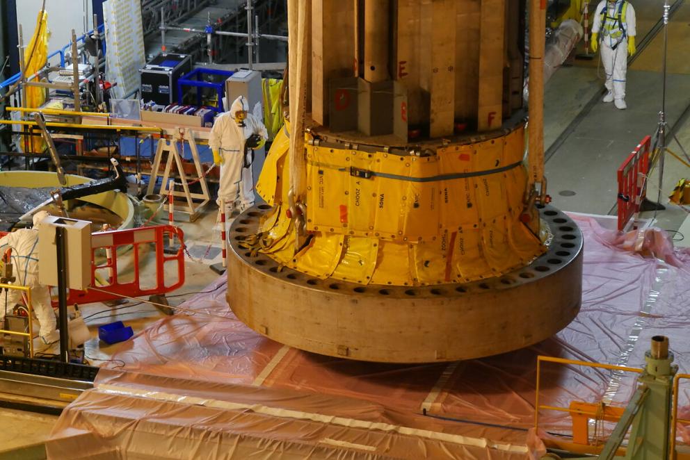 Demantelement de la cuve du reacteur de CHOOZ A. Chantier de reconstruction. Dépose du couvercle de la cuve du réacteur. 8 mars 2017